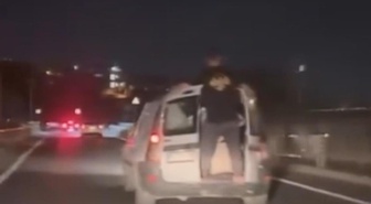 Başakşehir'de otomobilden sarkan yolcu ve sürücüye 13 bin 627 lira ceza kesildi