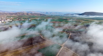Bayburt Demirözü'nde etkili sis ilçe merkezini ve geniş alanları kapladı