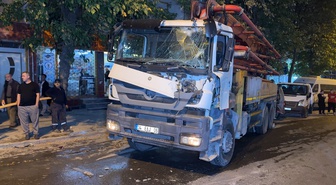 Beton pompası şoförü el frenini çekmeden inince araç Avcılar'da 7 araca çarptı