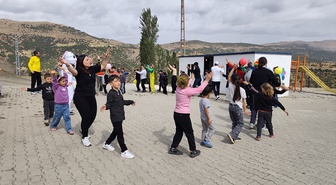 Bitlis Hizan'da gönüllüler köy okulu öğrencilerine oyuncak ve kırtasiye dağıttı