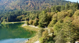 Bolu Mudurnu'daki Sülüklü Göl Tabiat Parkı güz renkleriyle ziyaretçilerini ağırlıyor