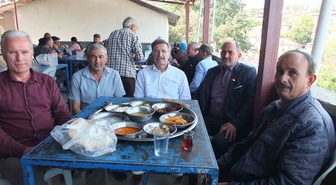 Burhaniye Kuyumcu'da düğünde 8 çeşit yemek ikram edildi, yüzlerce kişi ağırlandı