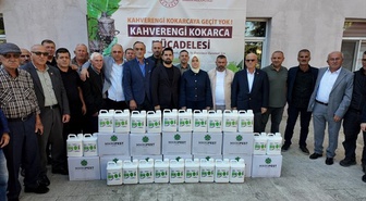 Düzce'de kahverengi kokarcayla mücadelede muhtarlara halk sağlığı ilacı dağıtıldı