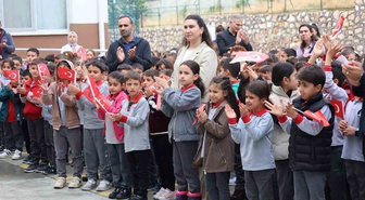 Elazığ'da bayrağı öpen 2. sınıf öğrencisini İl Milli Eğitim Müdürü ziyaret etti