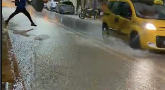 Elazığ'da sağanak trafiği aksattı, cadde ve sokaklar göle döndü