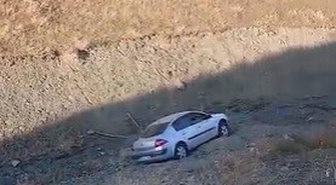 Elazığ Palu'da el freni tam çekilmeyen otomobil, sürücü uzaklaşınca dereye düştü