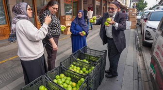 Elmacı Dede, 1300 kilo elmayı Diyarbakır'da askerlere ve vatandaşlara dağıttı
