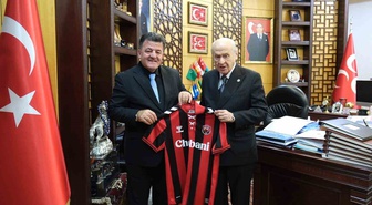 Erzincanspor yönetimi, MHP Genel Başkanı Bahçeli'yi ziyaret edip forma takdim etti
