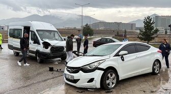 Erzurum'da Atatürk Üniversitesi'nde minibüsle otomobil çarpıştı, 3 kişi yaralandı