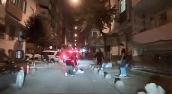 Esenler'de iki kız arkadaşın kavgasında biri diğerini saçından yerde sürükledi