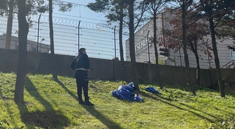 Esenler'de metro yakınındaki çimenlik alanda bulunan erkek cesedi morga götürüldü
