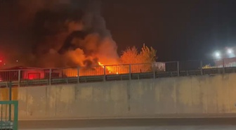 Esenyurt Akçaburgaz'da mobilya atölyesindeki yangına itfaiye müdahale ediyor