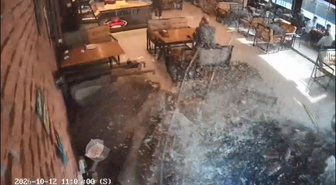 Esenyurt'ta park halindeki otomobil savrulup börekçiye girdi, müşteri yarasız atlattı