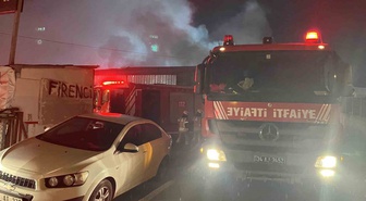 Esenyurt'ta yorgan üretilen tekstil iş yerindeki yangın itfaiyece söndürüldü