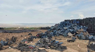 Eskişehir Tepebaşı'da çıkan yangında binlerce plastik kasa kullanılamaz hale geldi