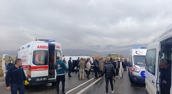 Hakkari Yüksekova'da devrilen öğrenci servisinde 14 kişi yaralandı