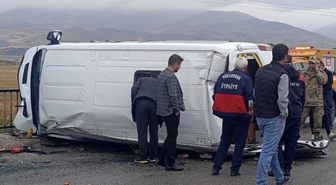 Hakkari Yüksekova'da okul servisi kaygan yolda devrildi, 10 öğrenci yaralandı