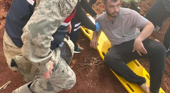 Hatay Reyhanlı'da kontrolden çıkan TIR zeytinlik alana devrildi, sürücü yaralandı