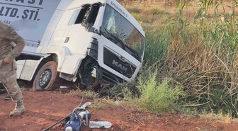 Hatay Reyhanlı'da kontrolden çıkan tır zeytin bahçesine uçtu, sürücü yaralandı