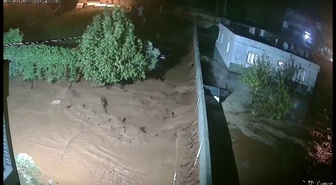 Hatay Reyhanlı'da sağanak su taşkınına yol açtı, bir evin bahçe duvarı yıkıldı