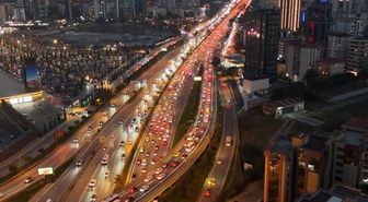 İş çıkışı İstanbul'da trafik yoğunluğu yüzde 72'ye ulaştı, D-100'de kuyruklar oluştu