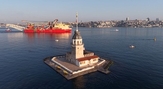 İstanbul Boğazı'nda 215,9 metrelik JSD6000 geçişi gemi trafiğini çift yönlü kapattı