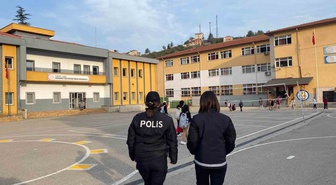 Karabük'te emniyet ve jandarma okul servisleri ve okul çevrelerinde denetim yapıyor