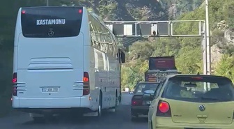 Karabük'te hatalı sollayan yolcu otobüsü kameraya yansıdı, araçları tehlikeye düşürdü