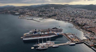 Kuşadası Limanı'na yanaşan 4 kruvaziyer ilçeye yaklaşık 6 bin turist getirdi