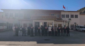 Kuşadası'nda jandarma, aranan 11 hükümlüyü yakaladı, cezaevine gönderildiler