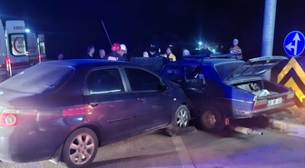 Kütahya Gediz'de iki otomobil kavşakta çarpıştı, 3 kişi yaralandı