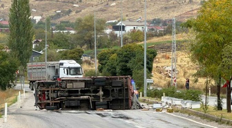 Malatya-Adıyaman yolunda devrilen arı yüklü kamyonda 2 kişi yaralandı
