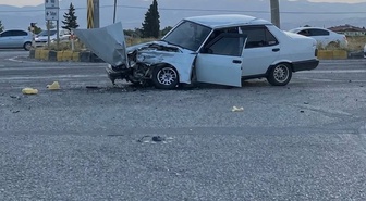 Manisa Alaşehir'de otomobil tırla çarpıştı, 19 yaşındaki sürücü yaralandı.