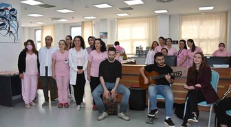 Manisa'da Hafsa Sultan Hastanesi'nde kanser hastalarına moral konseri verildi