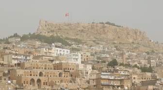 Mardin'de toz taşınımı tarihi yapıları ve araçları kapladı, görüş mesafesi düştü