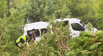 Mersin Silifke'de kontrolden çıkan minibüs bahçeye yuvarlandı, 1'i ağır 17 yaralı