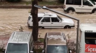 Mersin Silifke'de sağanak yolları göle çevirdi, araçlarda mahsur kalanlar kurtarıldı