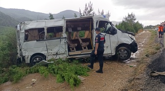 Mersin Silifke'de sağanakta devrilen yolcu minibüsünde 17 kişi yaralandı