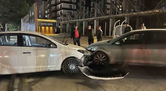 Niğde'de direğe çarpan otomobil, park halindeki araca da çarptı; sürücü yaralandı