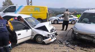 Osmaniye'de hafif ticari araçla çarpışan otomobildeki 2 kişi yaralandı