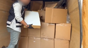 Polis, İzmir Bornova'da minibüste 1 milyon 100 bin kaçak makaron ele geçirdi