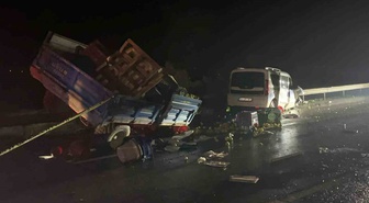 Sakarya Geyve'de zincirleme trafik kazası 2 can aldı, 3 kişi yaralandı