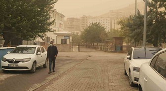 Şanlıurfa'da toz taşınımı yaşamı olumsuz etkiledi, görüş mesafesi azaldı
