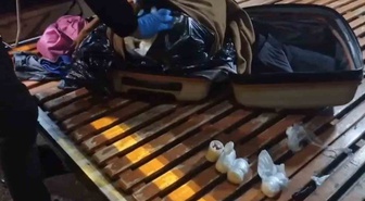 Şanlıurfa'da yolcu otobüsündeki valizde kazağa saklı 15 bin uyuşturucu hap bulundu