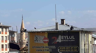 Sivas Dikilitaş'ta 5 katlı binanın çatısında çalışan işçiler güvenlik önlemi almadı