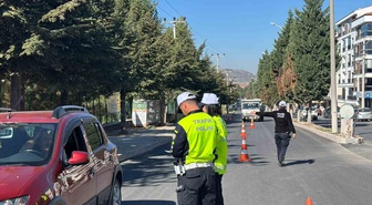 Tavşanlı'da trafik polisleri ehliyet ve ruhsat denetiminde ceza kesti