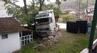 Tokat Sulusaray'da tır kaygan yolda kayarak bahçe duvarını yıktı, sürücü yara almadı