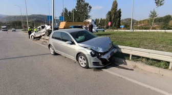 Tokat'ta iki otomobil Almus kavşağında çarpıştı, 4 kişi yaralandı