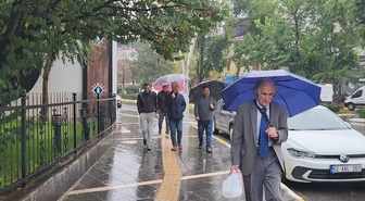 Tunceli'de sağanak yağış öğleden sonra artarak devam etti, su birikintileri oluştu