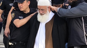 69 yaşındaki yazar, DEAŞ operasyonunda ters kelepçeyle gözaltına alındı! Görüntülere soruşturma başlatıldı